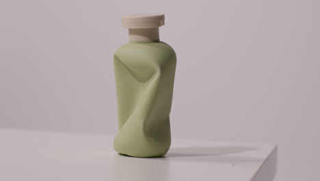Nahaufnahme-Einer-Leeren,-Gepressten-Flasche-Schönheitsprodukt,-Aufgenommen-Auf-Weißem-Hintergrund-1